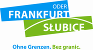 Logo Frankfurt (Oder) / Słubice in den Farben blau und grün, dahinter eine stilisierte Stadtbrücke. Darunter: Ohne Grenzen. Bez granic.