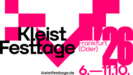 Große, pinkfarbene geometrische Formen dominieren den Hintergrund. Im Vordergrund steht der Schriftzug ‚Kleist Festtage‘ in schwarzer, serifenloser Schrift. Rechts daneben befindet sich eine große, pinkfarbene Zahl ‚26‘, die teilweise von den geometrischen Formen überlagert wird. Darunter steht in kleinerer, schwarzer Schrift ‚Frankfurt (Oder)‘. Am unteren Bildrand sind die Daten ‚6.–11.10.‘ in pinker Schrift sowie die Webadresse ‚kleistfesttage.de‘ in Schwarz zu sehen. Das gesamte Motiv wirkt modern und plakativ.